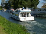 diese modernen Hausboote können für Fahrten auf dem Rhein-Rhone-Kanal gemietet werden, hier nahe Plobsheim/Elsaß, Okt.2016