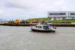 Motorboot  Grouw  läuft aus dem Norddeicher Hafen aus.