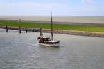 Motorboot  Bettje  läuft aus dem Norddeicher Hafen aus.