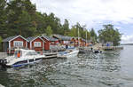 Der Kleine Hafen in Alsvik auf der Insel Svartsö im Schärenhof von Stockholm. Die Welt der Stockholmer Schären ist ein Paradies für Segler, Angler und all jene, die das Leben am und auf dem Wasser lieben, aber auch Wanderer und Radfahrer finden zahlreiche schöne Strecken
Aufnahme: 27. Juli 2017.