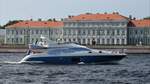 Eine Yacht ohne sichtbare Kennung, auf der nur der Herstellername  AZIMUT  steht, auf der Newa vor der Philosophischen Fakultät in  St. Petersburg, 12.8.17