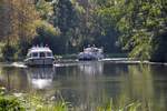 Hausboote (das hintere: Penichette-1500FB « CLAMECY ») auf dem Canal du Nivernais (bzw.