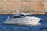 Die Yacht  Sunseeker  im Hafen von Valletta.