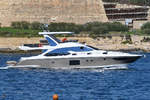 Eine Yacht des Herstellers Azimut im Marsamxett Hafen.