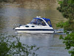 Ein Motorboot vom Typ Bavaria 25 Sport auf dem Teltowkanal.