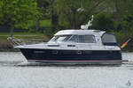 Die kleine Yacht OHNEINO II Ende April 2018 auf der Havel am Stadtrand von Potsdam.