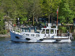 Eine Motoryacht  Ende April 2018 auf der Havel am Stadtrand von Berlin.