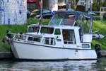 Eine Motoryacht ankert auf der Spree.