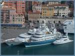 Neben Fähren und Kreuzfahrtschiffen machen auch luxuriöse Jachten im Hafen von Nizza fest. (04.10.2004)