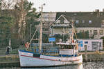 Augenscheinlich zurzeit inaktives ehemaliges Fischereifahrzeug, welches momentan (19.01.2020) auf der Priwall-Seite im Hafen von Lübeck-Travemünde liegt