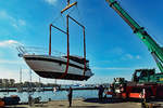 Motoryacht MAUSEBÄR wird am 8.5.2020 von einem Kranwagen in Höhe des Fischereihafens Lübeck-Travemünde ins Wasser gesetzt