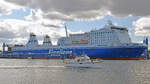Motorboot passiert die am Skandinavienkai liegende EUROPALINK (IMO 9319454, Finnlines).