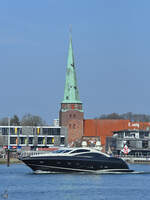 Die Motoryacht PI 400 ist hier auf der Trave zu sehen.