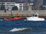 Im Bild die Begegnung eines Schlauchbootes und eines Motorbootes, so gesehen Ende März 2022 in Travemünde.