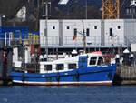 Das Motorboot PROF. OEFTERING ist hier Ende März 2022 im Hafen von Travemünde zu sehen.