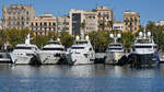 Fünf kleinere Vertreter der zahlreichen Jachten, die im Stadthafen von Barcelona zu sehen waren.