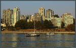 Die False Creek Ferries betreiben in der gleichnamigen Bucht drei Fährlinien mit kleinen Barkassen. Am 16.10.2022 begegnet die  Spirit of Cindy Lee  nahe der Burrard Street Bridge der Yacht  I'm Alone .