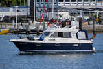 Das Motorboot KING-LUK II ist auf der Trave unterwegs, so gesehen Anfang Mai 2023 in Travemünde.