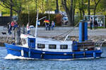 Das Motorboot PROF. OEFTERING ist hier Ende April 2023 im Hafen von Travemünde zu sehen.