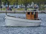 Das Motorboot SILVIA befährt die Trave.