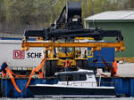 Das Motorboot HARMAA wurde gerade zu Wasser gelassen, so gesehen Anfang Mai 2023 in Travemünde.