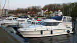 Einige Motorboote im Yachthafen Rosenhof, so gesehen Anfang Mai 2023 in Priwall.