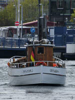 
Das Motorboot SILVIA befährt die Trave. (Priwall, Mai 2023)