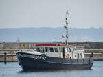 Die Motoryacht AM-3 WITTE RAAF (MMSI: 244810069) kommt gerade im Hafen Sassnitz an.