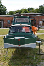 Das Motorboot TRABITANIC ist ein Eigenbau aus dem Jahr 1987, so gesehen Mitte August 2023 im Luftfahrttechnischen Museum Rechlin.