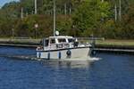 Dieses Motorboot hat ebenfalls die Schleuse Apach zu Berg auf der Mosel verlassen.
