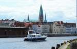 Motorjacht RAIATEA kann nach dem Wendemanver der MS ADELE, die Fahrt in den Lbecker Hansa-Hafen fortsetzen...