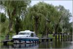 Die MRITZSEE hat auf der Elde in Plau am See festgemacht, um die ffnung der Hubbrcke fr den Schiffsverkehr abzuwarten. 15.06.2011