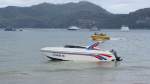 Blick auf den Hafen von Patong Beach in Phuket am 2.1.2012. Im Vordergrund ein Touristenboot zu Ausflugszwecken.