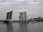 Ein Motorboot passierte die geöffnete Straßenbrücke über die Schlei bei Kappeln (11.10.2009).