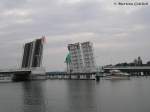 Ein Motorboot passierte die geöffnete Straßenbrücke über die Schlei bei Kappeln (11.10.2009).