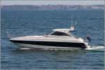 Die Motoryacht FAST ANCHOR luft am 29.05.2012 den Hafen von Torquay an.