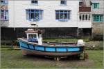 Die SEA CREST II liegt im Hafen von Polperro auf dem Trockenen. Es scheint ein fr Ausflugsfahrten umgerstetes Fischerboot zu sein. 31.05.2012