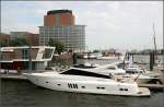 Eine Motoryacht im futuristischen Design in Hamburg im Niederhafen. 14.7.2007 (Matthias)