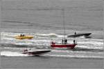 Etwa ein Dutzend Speedboote machte sich am 15.06.2012 von Bremerhaven aus auf den Weg nach Helgoland. Der Segler freut sich mehr oder weniger ber etwas Welle.