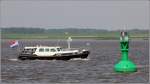 Die niederlndische Motoryacht RELAXIS am 21.05.2012 auf der Elbe Hhe Lhe, Steuerbordtonne 117.