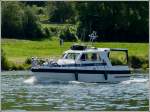 Bei herrlichem Sommerwetter fhrt dieses kleine Motorboot gemtlich auf der Mosel bei Oberbillig an mir vorbei.