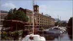 Moderne Segel- und Motorboote liegen in der Marine des St. Katherine's Dock. Scan eines Dias vom Juli 1995.