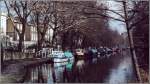 Haus- und Kajtboote sumen das Ufer des Regent's Canal nahe Little Venice in Paddington. Scan eines Dias vom Februar 1980.