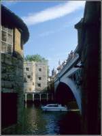 Ein kleines Motorboot hat gerade die Lendal Bridge ber die Ouse in York passiert. Scan eines Dias vom August 1996.