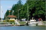 Ein Motoryacht verlsst die Schleuse Sderkping des Gta-Kanals in Richtung Ostsee. Mit dieser Schleuse werden 2,4 Hhenmeter berwunden.
Scan eines Dias vom Sptsommer 1988.