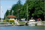 Ein Motoryacht verlsst die Schleuse Sderkping des Gta-Kanals in Richtung Ostsee. Mit dieser Schleuse werden 2,4 Hhenmeter berwunden.
Scan eines Dias vom Sptsommer 1988.