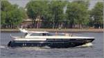 Diese schnittige Motoryacht ist am 18.05.2013 auf der Newa in St. Petersburg unterwegs.