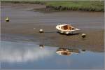 Das kleine Kajütboot VENTURE ist bei Ebbe im Blackwater River bei Maldon (GB) trockengefallen. 
08.06.2014