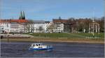 Kajütboot LORÈ fährt am 21.04.2015 in Bremen die Weser aufwärts.