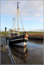 Die SKUA liegt am 26.11.2015 im Kutterhafen von Spieka-Neufeld. Früher war es der Kutter SPI 2 SKUA, aber inzwischen sind Baumkurren, Netze, Siebe und Krabbenkocher usw. abgebaut. 